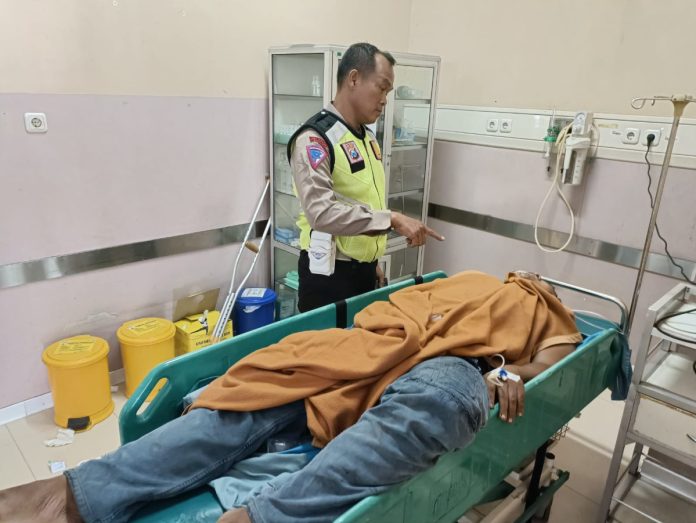 BALONGBENDO, SIDOARJONEWS.id – Kecelakaan lalu lintas terjadi di Jalan Raya Bakungtemenggungan, Kecamatan Balongbendo, Sidoarjo, pada Kamis (12/9/2024). Insiden ini melibatkan dua pengendara sepeda motor yang bertabrakan di tengah marka jalan. Kecelakaan ini mengakibatkan satu orang tewas dan satu lainnya mengalami luka parah. Kanit Lantas Polsek Balongbendo, Ipda Sugeng, menjelaskan, bahwa kecelakaan terjadi saat sepeda motor Honda CBR dengan nomor polisi S 6873 OG. Kendaraan itu dikendarai Mas Hudah (45 tahun) warga Mojoagung, Jombang, melaju dari arah Surabaya menuju Mojokerto. Pada saat bersamaan, sepeda motor Yamaha Nmax dengan nomor polisi W 6839 BN yang dikendarai Wahyu Muhammad Sidik (32 tahun) warga Kediri, datang dari arah berlawanan. 