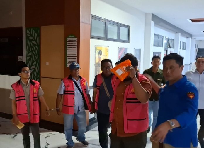 Keempat tersangka saat dikeler keluar dari ruang pemeriksaan Kejari Sidoarjo / Foto : istimewa