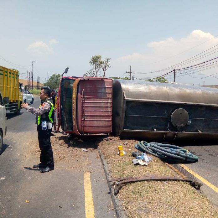 Situasi saat truk tangki terguling / Foto : istimewa.