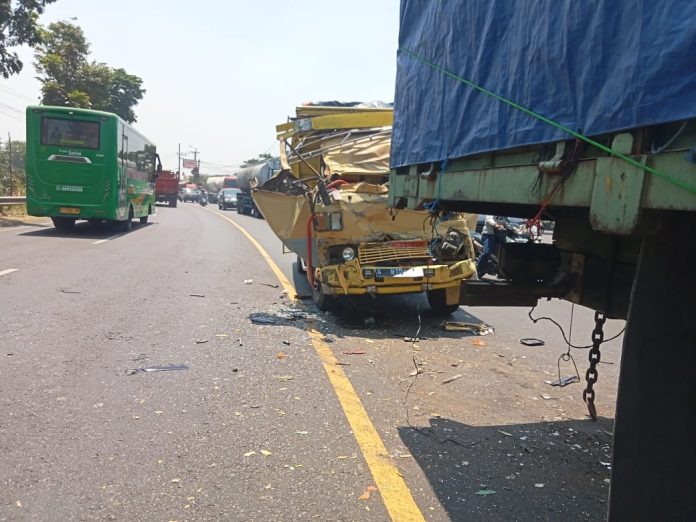 Truk diesel ringsek usai menabrak truk gandeng/Foto : istimewa.