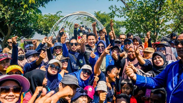 Cabup Subandi dan Cawabup Mimik Idayana saat hadiri mancing gratis bersma dalam rahgka HUT Partai Demokrat di Tanggulangin/Foto: Istimewa