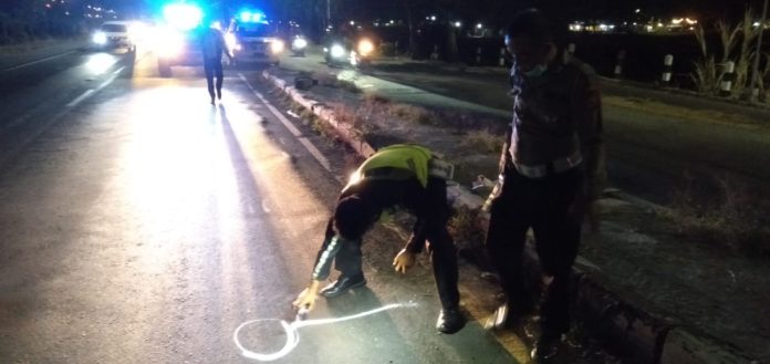 Polisi saat melakukan olah TKP di lokasi kejadian / Foto : istimewa.