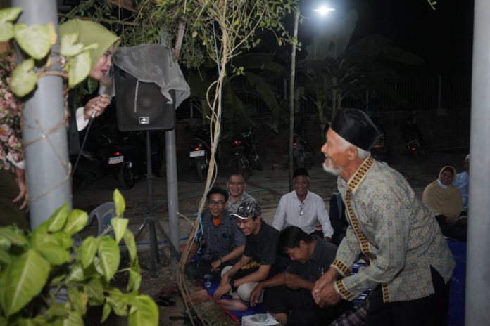 Cawabup Mimik Idayana saat berbincang dengan Kakek Yasmin di Kemantren Tulangan, Sidoarjo/Foto: Ipung Syaifu