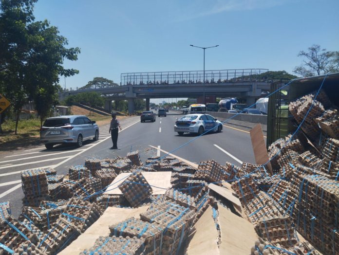Pihak kepolisian saat melakukan olah TKP / Foto : istimewa