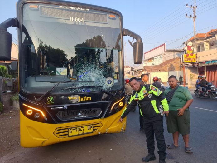 Polisi saat melakukan olah TKP / Foto : istimewa.
