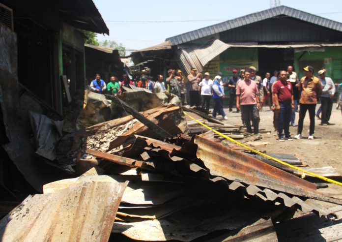 Plt Bupati Sidoarjo Subandi saat meninjau sejumlah stan Pasar Sepanjang, Taman pasca terjadi kebakaran/Foto: Ipung Syaiful