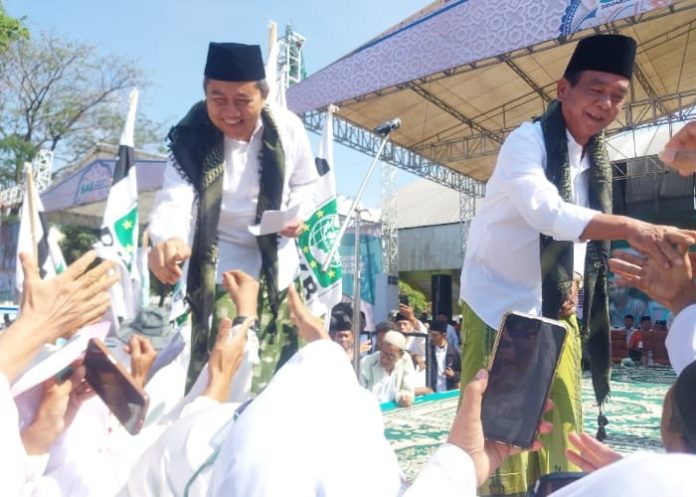 Calon Bupati dan Wakil Bupati Sidoarjo Achmad Amir Aslichin-Edy Widodo menyalami warga saat acara istighosah dan deklarasi Paslon SAE di GOR Sidoarjo/Foto: Ipung Syaiful