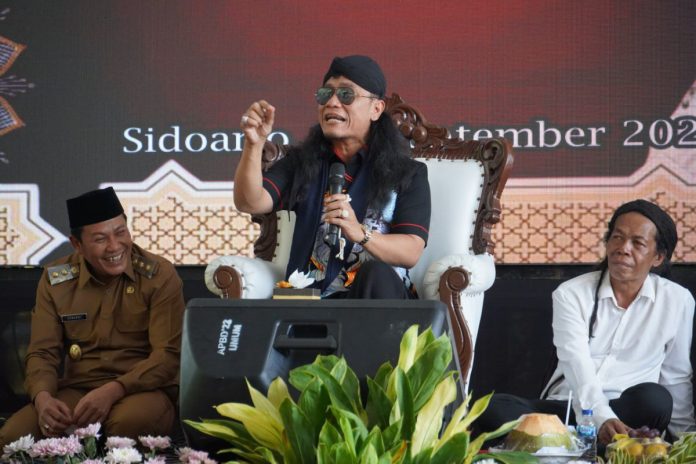 Gus Miftah saat diacara doa bersama dan santunan anak yatim di Pendopo Delta Wibawa/Foto: Ipung Syaiful