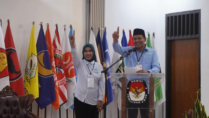 Calon Bupati Subandi dan Calon Wakil Bupati Mimik Idayana saat mendapat nomor urut 1 di Pilkada Sidoarjo 2024/Foto: Ipung Syaiful