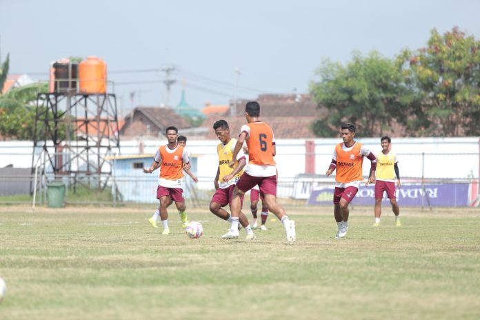 Pemain Deltras FC saat menjalani sesi latihan jelang menghadapi Rans Nusantara di Stadion Untung Suropati, Pasuruan/Foto: Dok. Deltras FC