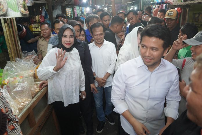 Cawagub Jatim Emil Dardak bersama istri Arumi Bachsin serta Calon Wakil Bupati Sidoarjo Mimik Idayana blusukan ke Pasar Larangan/Foto: Ipung Syaiful