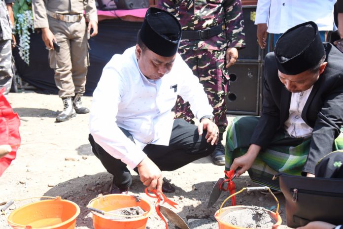 Pjs Bupati Sidoarjo Muhammad Isa Anshori saat peletakkan batu pertama pembangunan Gedung Sports Center SMPN 3 Krian/Foto: Istimewa