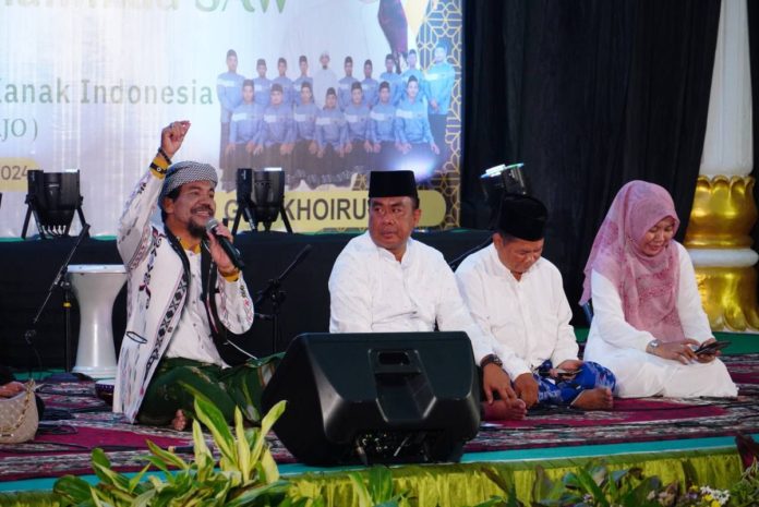 Pjs Bupati Sidoarjo, Muhammad Isa Ansori hadir langsung ditengah-tengah jama'ah untuk bersholawat dan bermunajat bersama kepada Allah SWT.