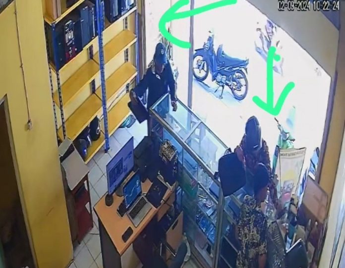 Tangkapan layar dari rekaman CCTV saat aksi pencurian berlangsung / Foto : istimewa