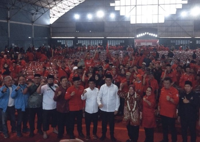 Cagub Jatim Tri Rismaharini saat memberikan semangat kepada ribuan kader PDIP Sidoarjo di GOR Sidoarjo/Foto; Ipung Syaiful