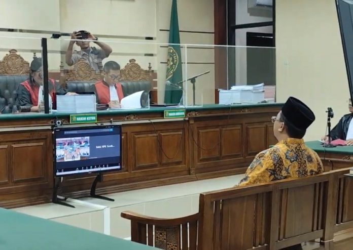 Mantan Bupati Sidoarjo Ahmad Muhdlor Ali saat menjalani sidang perdana di Pengadilan Tipikor Surabaya/Foto: Ipung Syaiful