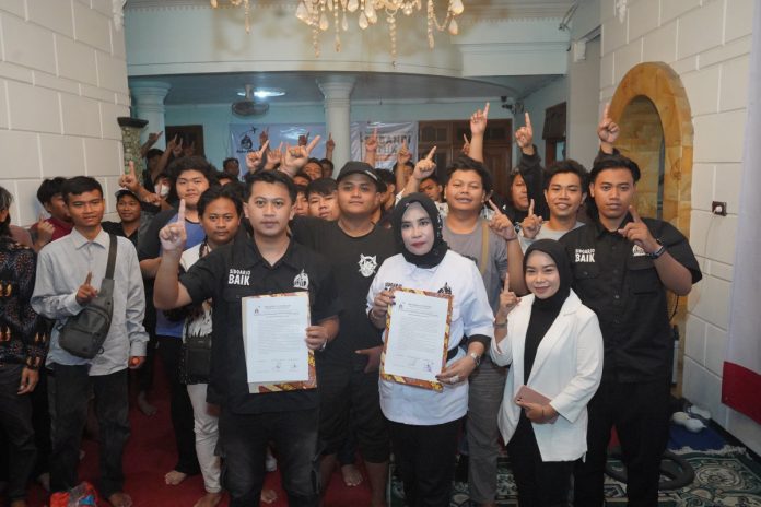 Calon Wakil Bupati Sidoarjo, Mimik Idayana dan Kiki Aprilianto saat bertemu anak muda Sidoarjo BAIK/Foto: Ipung Syaiful