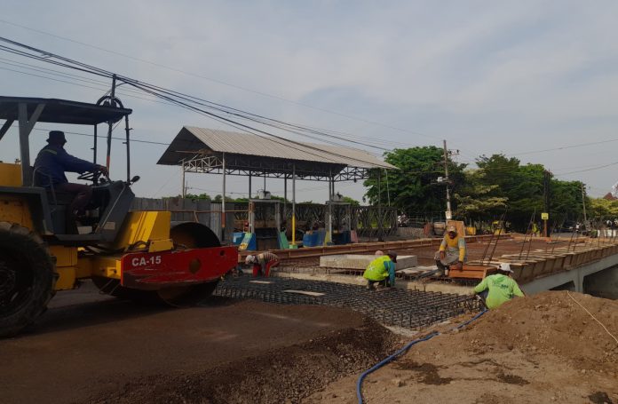 Sejumlah pekerja saat mengerjakan pembantu Jembatan Kedungpeluk Kecamatan Candi, Sidoarjo/Foto: Ipung Syaiful