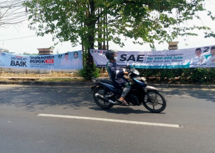 Salah satu spanduk pasangan calon bupati dan wakil bupati Sidoarjo dari KPU Sidoarjo sudah terpasang di Jl Cemengkalang, Sidoarjo/Foto: Ipung Syaiful