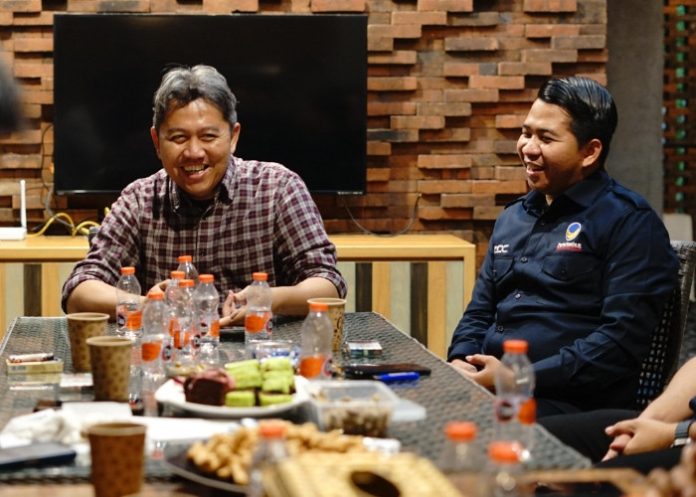 Calon Bupati Sidoarjo Nomor Urut 2 Achmad Amir Aslichin (Mas Iin/kiri) saat berbincang dengan Ketua DPD Partai Nasdem Sidoarjo Muh Zakaria Dimas (kanan) /Foto: Ipung Syaiful