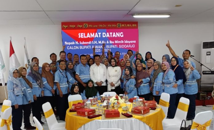 Calon Bupati dan Wakil Bupati Sidoarjo Subandi-Mimik Idayana saat bertemu karyawan PT Pabrik Kertas Tjiwi Kimia/Foto: Istimewa