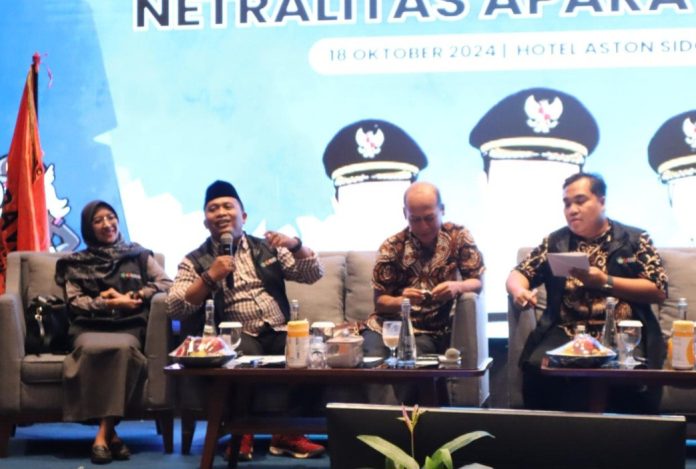 Anggota Bawaslu Sidoarjo Moeh Arief (dua dari kiri) saat menjadi narasumber acara netralitas aparatur desa di Hotel Aston Sidoarjo/Foto: Istimewa
