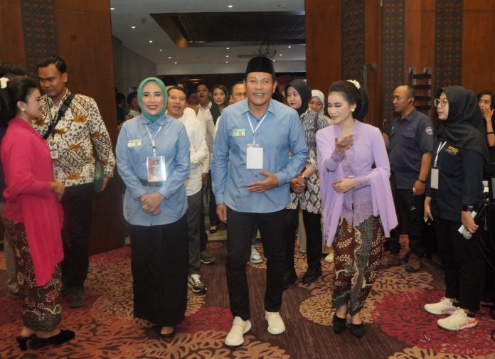 Calon Bupati dan Wakil Bupati Sidoarjo Subandi-Mimik Idayana saat menghadiri debat pertama/Foto: Ipung Syaiful