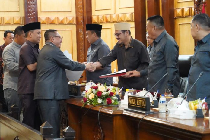 Perwakilan Fraksi-fraksi DPRD Sidoarjo saat menyerahkan pandangan umum terkait R-APBD 2025 kepada Ketua DPRD Sidoarjo Abdillah dan Pjs Bupati Isa Anshori/Foto: Ipung Syaiful