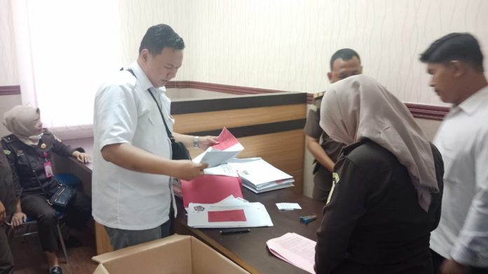 Penyidik menyerahkan tersangka ROP Dirut PDN dan berkas perkara tindak pidana perpajakan di Kejari Sidoarjo/Foto: Istimewa