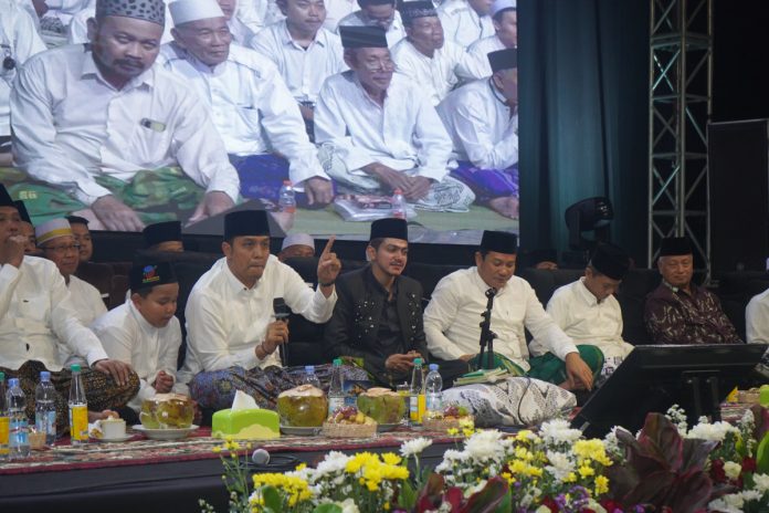 Subandi dan Mimik Idayana saat bersama Gus Kautsar, Gus Miftah dan Habib Zaidan dan sejumlah kiai NU dalam acara Gebyar Sholawat di GOR Sidoarjo/Foto: Ipung Syaiful