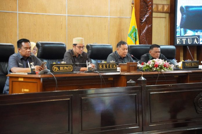 Rapat Paripurna DPRD Sidoarjo tentang jawaban pandangan umum dari eksekutif terhadap Raperda APBD 2025/Foto: Istimewa