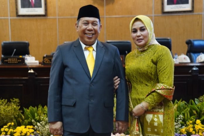 Wakil Ketua DPRD Sidoarjo Warih Andono bersama istri usai pelantikan di Ruang Paripurna DPRD Sidoarjo/Foto: Ipung Syaiful