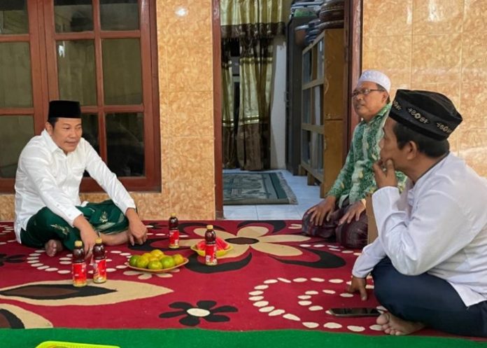 Calon Bupati Sidoarjo Subandi saat sowan dan silaturahmi dengan ulama NU dan kiai-kiai kampung di Wonoayu/Foto: Ipung Syaiful