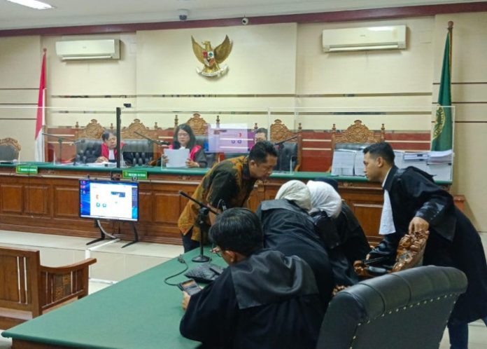 Terdakwa Ari Suryono Eks Kepala BPPD Sidoarjo berdiskusi dengan pengacaranya usai divonis 5 tahun penjara/Foto: Ipung Syaiful