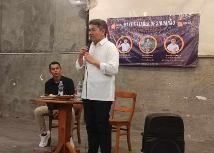 Calon Bupati Sidoarjo Achmad Amir Aslichin berdialog dengan Aliansi Pemuda Sidoarjo/Foto: Ipung Syaiful