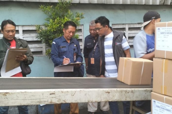 Proses serah terima logistik kertas surat suara dari pihak ketiga kepada KPU Sidoarjo dengan disaksikan Bawaslu Sidoarjo/Foto: Ipung Syaiful