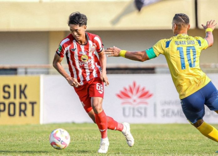 Pemain Deltras FC Sidoarjo Amar Fadzilla saat melewati hadangan pemain Gresik United di Stadion Tuban Sports Center/Foto: Dok. Deltras FC