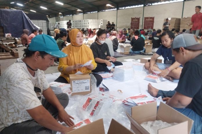Ratusan pekerja saat melakukan proses sortir dan lipat kertas surat suara untuk Pilkada 2024 di Gudang KPU Sidoarjo Jalan Erlangga, Sidoarjo Kota/Foto: Ipung Syaiful