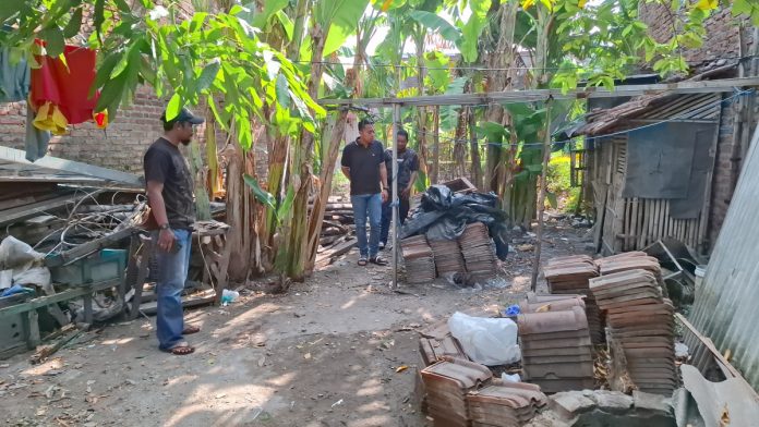 Kasat Reskrim Polresta Sidoarjo saat melihat lokasi tempat kejadian / Foto : hnf