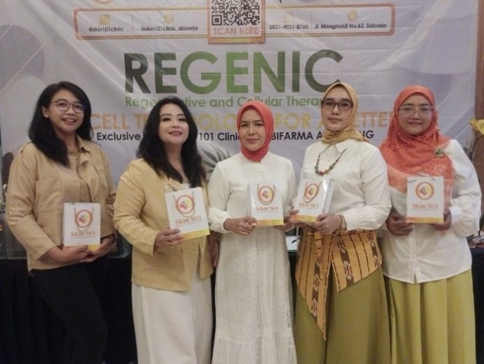 Owner Skin 101 Minarti Tadjuddin (tengah) dan tim dokter Skin 101 Dermatology & Aesthetic Clinic memperkenalkan manfaat stem cell di Hotel Aston/Foto: Ipung
