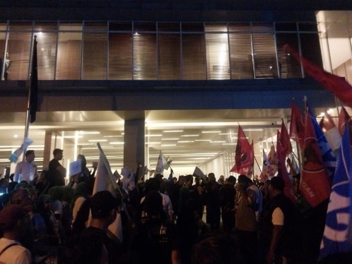 Ratusan pendukung saling adu yel-yel di depan Hotel Aston Sidoarjo/Foto: Ipung Syaiful