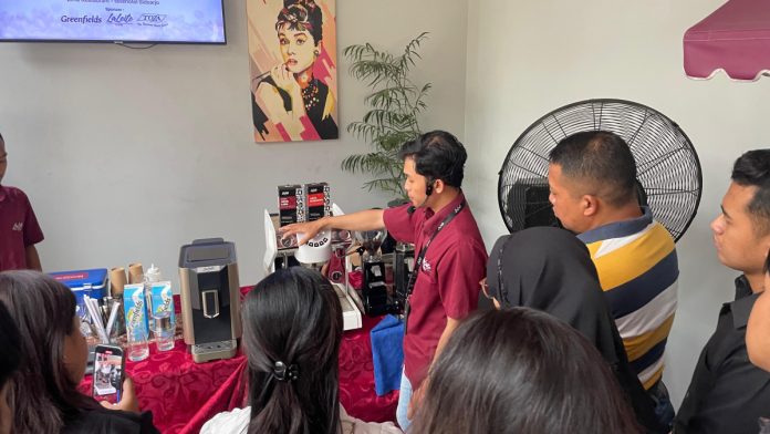 Pemandu saat berbagi pengetahuan tentang berbagai teknik penyeduhan kopi, mulai dari pour over, espresso, hingga latte art / foto: favehotel Sidoarjo for sidoarjonews.id