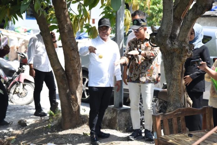 Pjs Bupati Sidoarjo Muhammad Isa Anshori bersama Kepala Dinas PUBMSDA Dwi Eko Saptono sidak jembatan Bluru Kidul beberapa waktu lalu/Foto: Istimewa