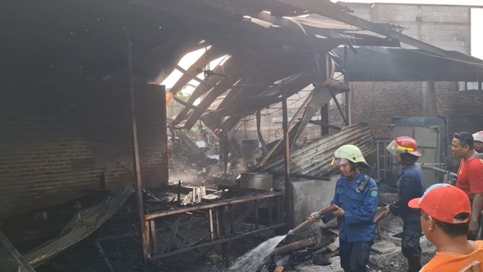 Petugas saat berusaha memadamkan api setelah terjadi kebakaran di Pasar Sepanjang, Kecamatan Taman / Foto: Hnf