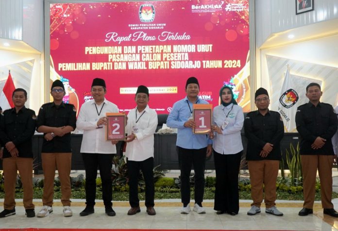 Pasangan calon bupati dan wakil bupati Sidoarjo Subandi-Mimik Idayana dan Mas Iin-Edy Widodo saat mengambil nomor urut di KPU Sidoarjo/Foto: Ipung Syaiful