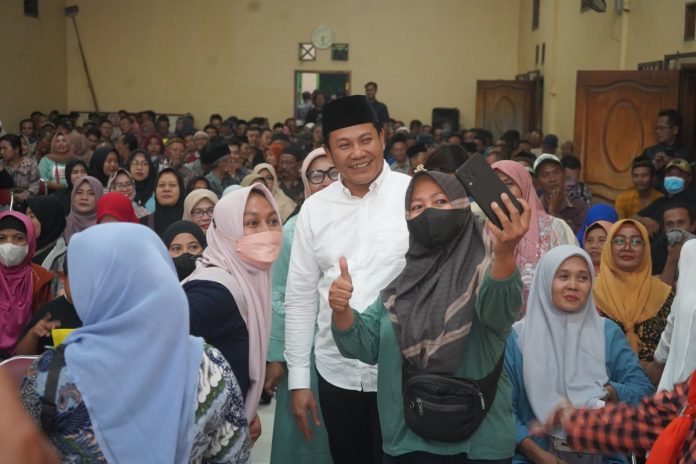 Calon Bupati Sidoarjo Subandi dan Calon Wakil Bupati Sidoarjo Mimik Idayana saat penguatan relawan BAIK Kecamatan Tarik/Foto: Ipung Syaiful