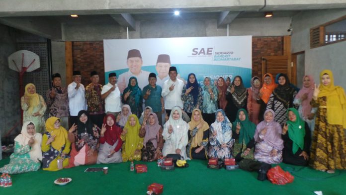 Kumpulan Ning dan Ibu Nyai saat memberikan dukungan untuk Paslon SAE di Pilkada Sidoarjo/Foto: Istimewa