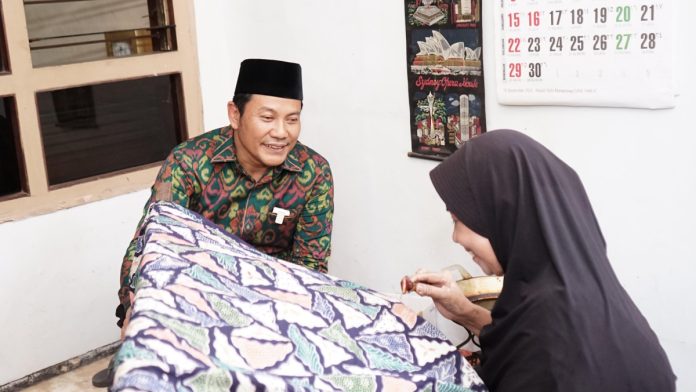 Calon Bupati Sidoarjo, Subandi, saat blusukan ke Kampung Batik Jetis di Lemahputro/Foto: Ipung Syaiful