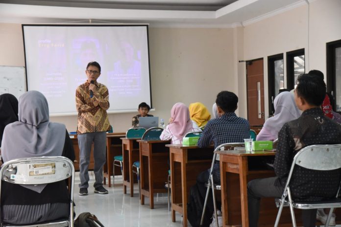 Praktisi Teknologi Komunikasi Digital (AI), H. Erry Farid S.Sos, Msi saat menjadi narasumber dalam acara Bimtek Pemanfaatan Teknologi AI oleh Kominfo Sidoarjo/Foto: Istimewa