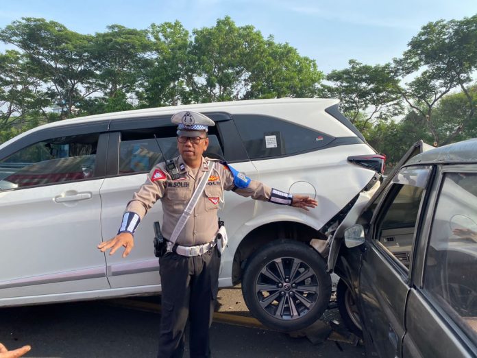 Kondisi beberapa mobil yang ringsek pasca kecelakaan/Foto : istimewa.